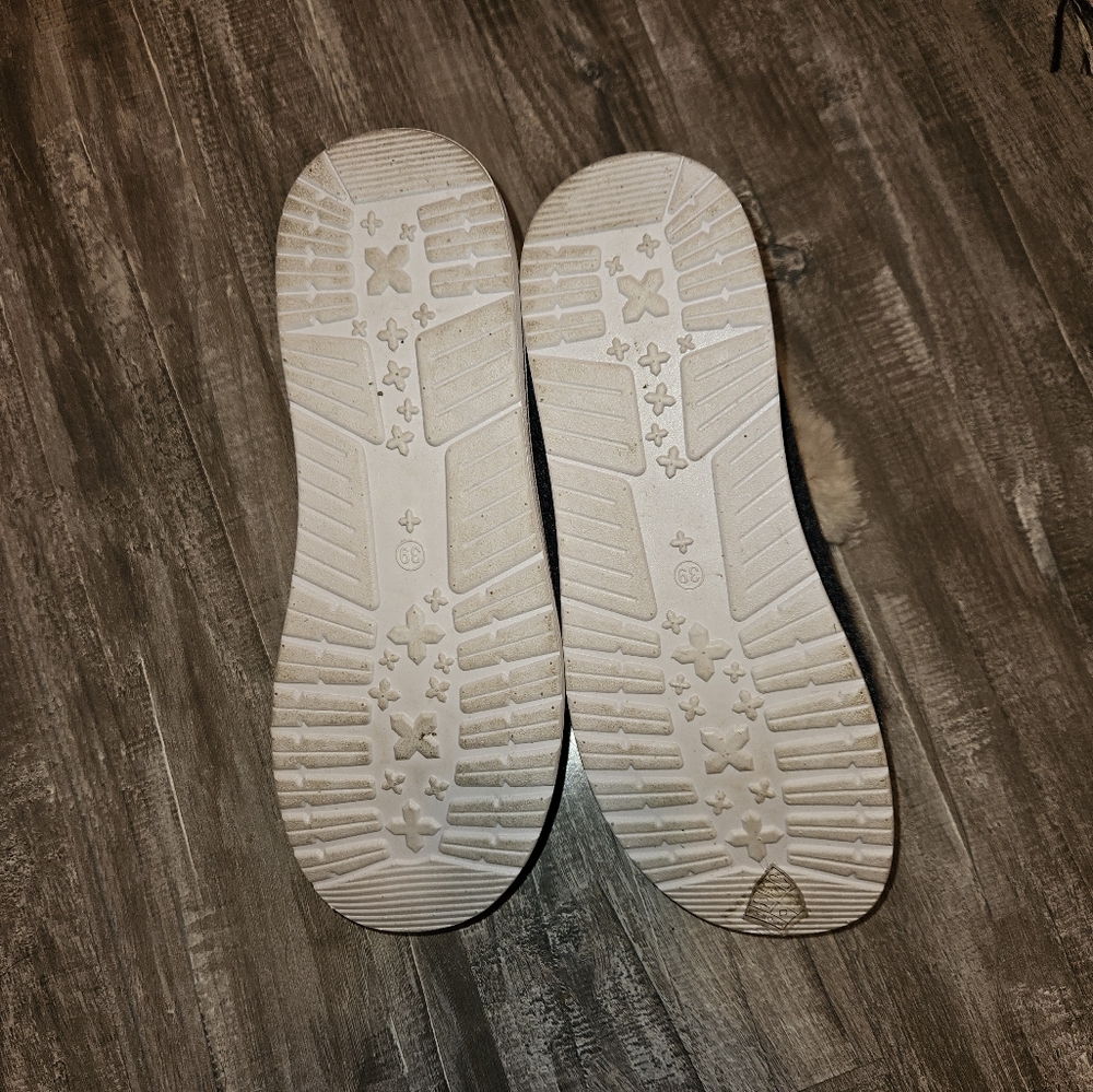 Cute pull on shoes - Picture 7 of 7